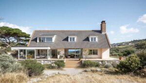 Una casa degli anni ’70 di 330 m2 sulla costa basca viene trasformata senza cancellare la sua storia
